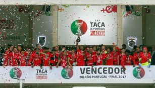 Jugadores del Benfica celebran tras ganar la Copa de Portugal
