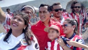 Galindo posa con aficionados de Chivas