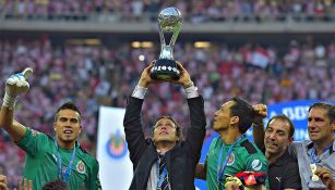 Matías Almeyda levanta el trofeo de Campeón de Liga 