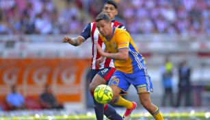 Jesús Dueñas conduce un balón ante la marca de Pulido