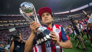 Edwin Hernández carga el trofeo de Campeones de la Liga MX