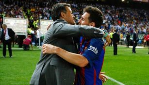 Luis Enrique y Messi se abrazan tras el termino de un juego