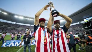 Jugadores de Chivas levantan el trofeo de Campeón del C2017