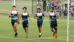 Pulido, Fierro, Pineda y Pizarro, durante un entrenamiento de Chivas