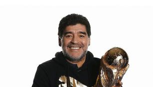 Maradona posa con la Copa del Mundo  