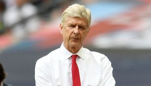 Arsene Wenger observa la Final de la FA Cup entre Arsenal y Chelsea
