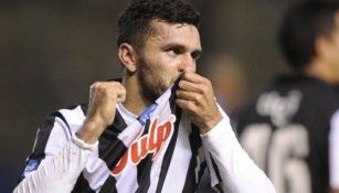 Antonio Bareiro celebra un gol con Libertad