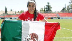 Kenti muestra la bandera de México tras coronarse en España