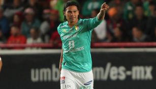 Carlos Peña celebra un gol con el León