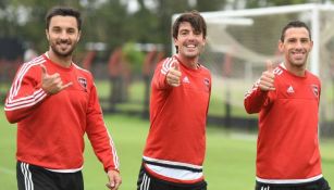 Mauro Formica sonríe en medio de sus compañeros del Newell's