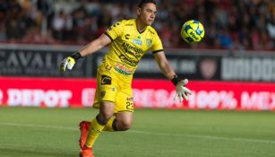 Muñoz, a punto de despejar durante un partido con Jaguares