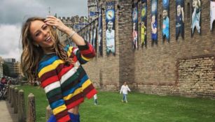 Vanessa Huppenkothen afuera de las inmediaciones del histórico castillo de Cardiff