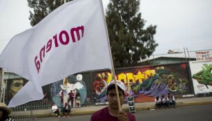 Simpatizante de Morena con una bandera del partido político