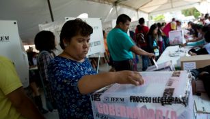 Una señora vota en una casilla del Estado de México