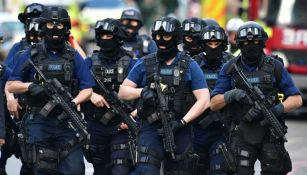 Elementos de la policía caminan en las calles de Londres