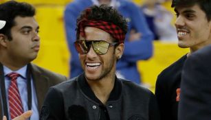 Neymar sonríe previo a que inicie el juego entre Warriors y Cavaliers