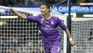 Cristiano Ronaldo festeja tras anotar con el Real Madrid 
