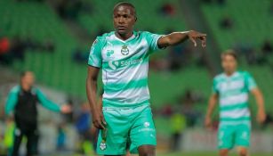 Mauricio Cuero, durante un partido con Santos