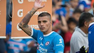 Ruiz saluda a la afición de Cruz Azul en el Clausura 2017