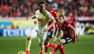 Osmar Mares conduce el balón en enfrentamiento contra Xolos 