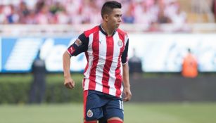 Calderón conduce el balón en un partido de Chivas