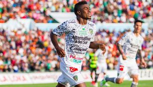 Felix Micolta festeja un gol con Chiapas