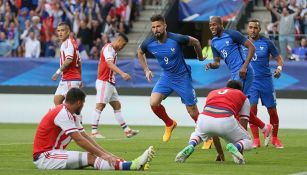 Olivier Giroud festeja tras anotar un gol contra Paraguay