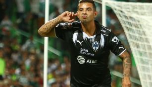 Edwin Cardona festeja un gol con Rayados durante el Clausura 2017