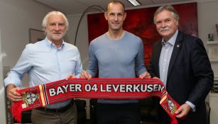 Heiko Herrlich posa con una bufanda del Bayer Leverkusen