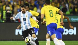 Messi disputa un balón en el amistoso entre Brasil y Argentina