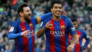 Luis Suárez y Lionel Messi festejan un gol con Barcelona