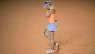 Sharapova se lamenta durante un torneo de tenis