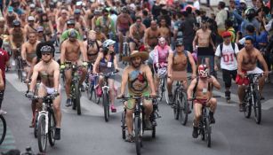 Cientos de ciclistas participan en la 'World Naked Bike Ride' de la CDMX