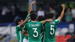 Jugadores del Tri festejan un gol contra Honduras