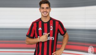 André Silva porta la camiseta del Milán en su presentación