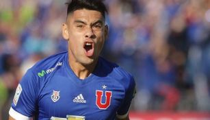 Felipe Mora celebra un gol con la Universidad de Chile