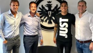 Carlos Salcedo posa frente al escudo del Eintracht Frankfurt