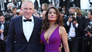 Salma Hayek posa con su pareja durante un evento de Cannes