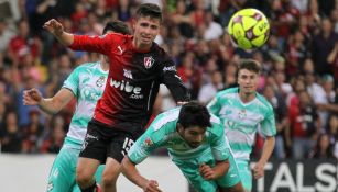 Garnica disputa un balón en el juego entre Atlas y Santos del C2017