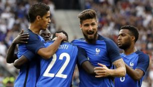 Umtiti celebra con sus compañeros un gol en el amistoso Francia vs Inglaterra