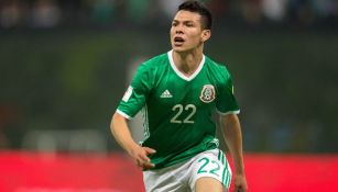 Hirving Lozano disputa un juego con la Selección Mexicana