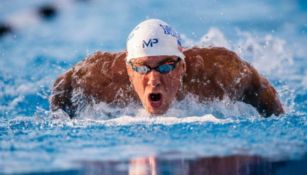 Phelps nada durante una competencia 