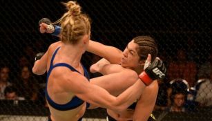 Holly Holm patea cerca del rostro a Bethe Correia