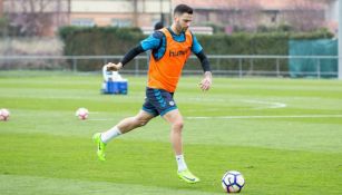 Edgar Méndez, durante un entrenamiento con el Alavés