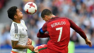 Carlos Salcedo pelea un balón en el aire contra CR7