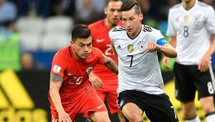 Aránguiz y Draxler compiten por quedarse con el esférico