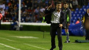 Caixinha dirigiendo un partido en el futbol mexicano