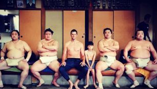 Tom Brady y su hijo, junto a los luchadores de sumo