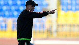 Juan Carlos Osorio da indicaciones durante un entrenamiento