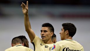 Paolo Goltz celebra un gol con América en la Liga MX